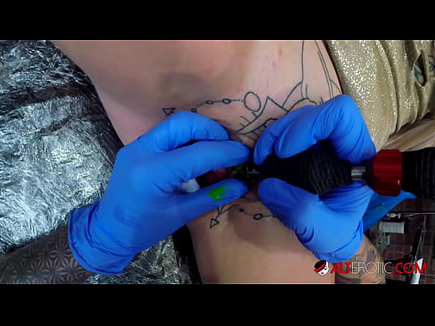 ❤️ Uiters getatoeëerde hottie Sully Savage het 'n tatoeëermerk op haar klitoris gekry ❤️ Fok video  by porn af.redpornpictures.ru ❌❤